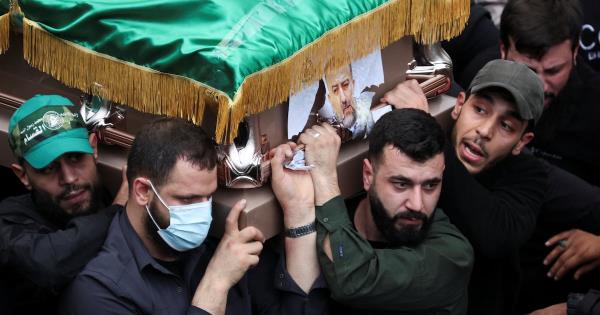 数千人聚集在贝鲁特参加在以色列袭击中丧生的哈马斯官员的葬礼